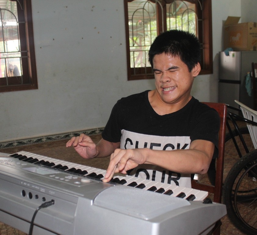 Việc chơi đàn với Châu rất khó khăn nhưng em vẫn rất nỗ lực học tập