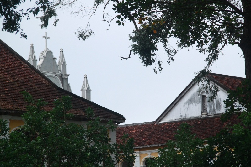 Nhà nguyện ẩn hiện sau hai bên dãy nhà lời