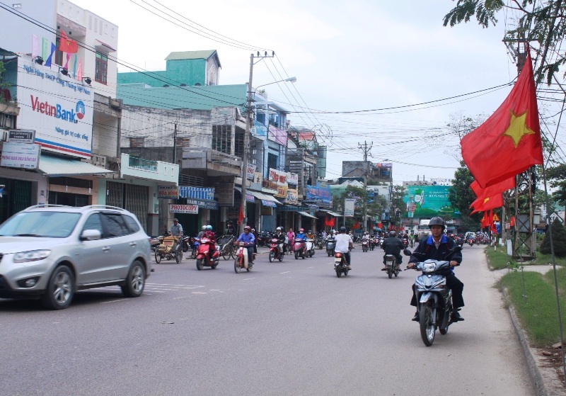 Phố phường đông đúc hơn ngày thường