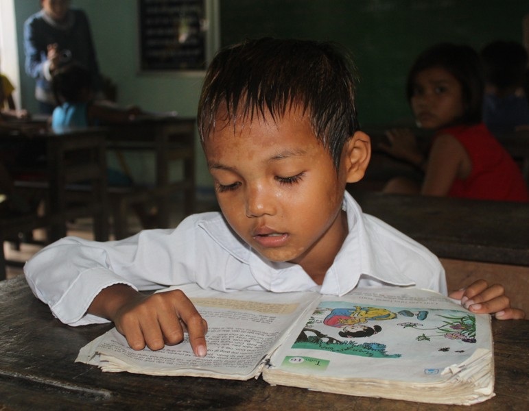 Chăm chú tập đánh vần