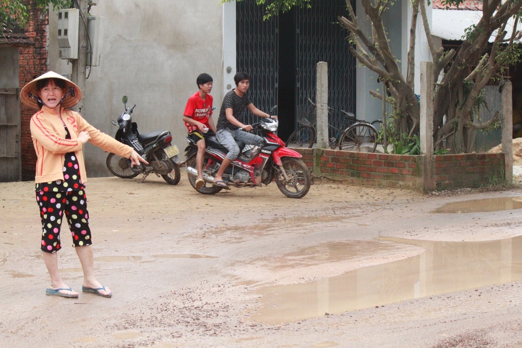 Ao nước trên đường trước nhà khiến người dân bức xúc