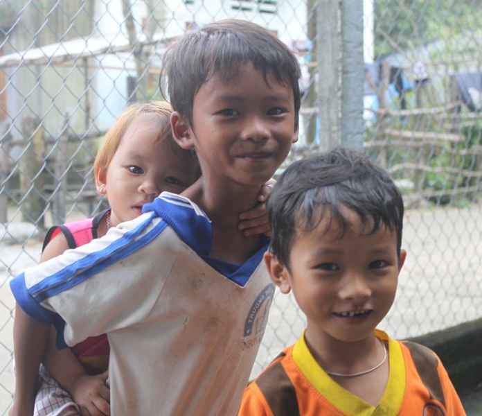 Anh em cùng đi học.