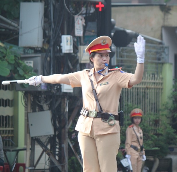 30 nữ CSGT tỉnh Bình Định tham gia điều tiết giao thông trên các tuyến đường nội thị TP Quy Nhơn.