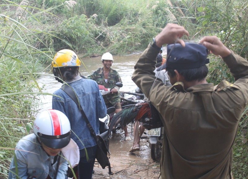 Cô giáo lội suối đem chữ đến với trẻ vùng cao