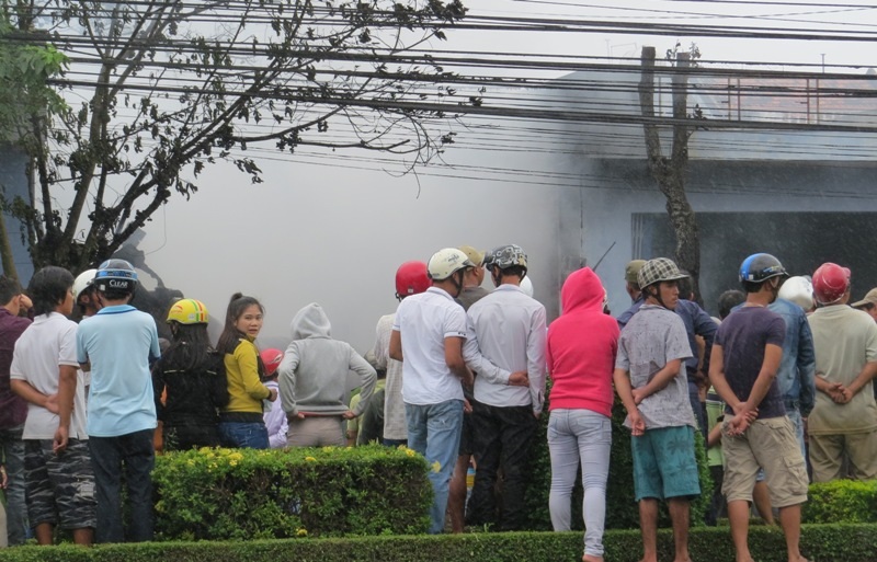 Đám cháy giữa phố thu hút nhiều người tập trung chứng kiến khiến giao thông đi lại khó khăn