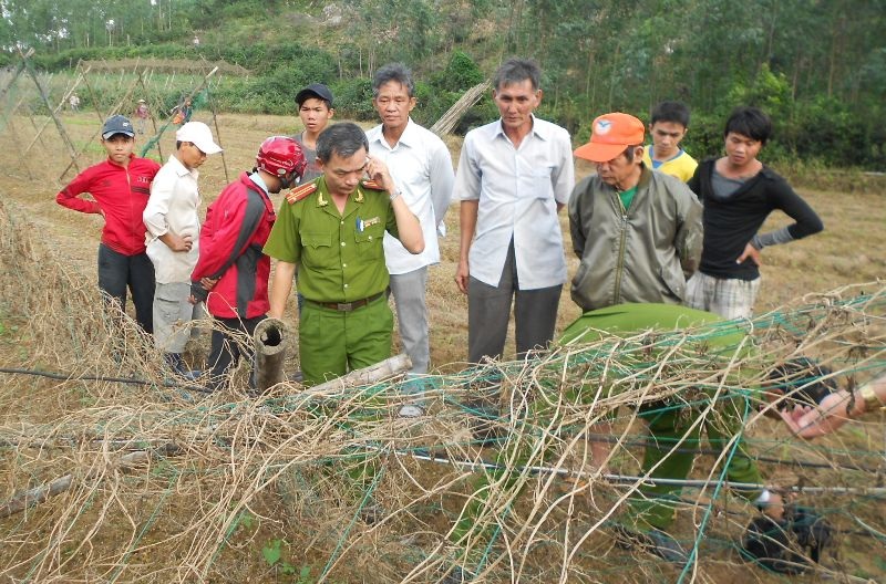 Công an huyện Tuy Phước đang tiến hành khám nghiệm hiện trường