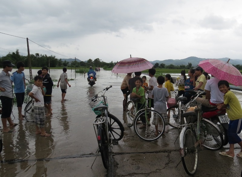 Các em học sinh chờ nước rút mới qua