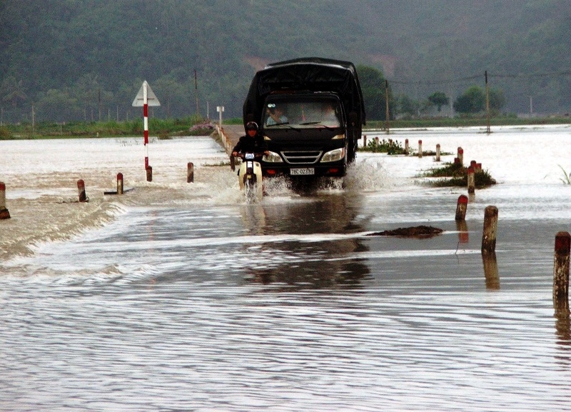 Mưa lớn, nước sông dâng cao, nhiều vùng ngập nặng - 2 Mưa lớn, một số khu vực vùng trũng, thấp bị ngập