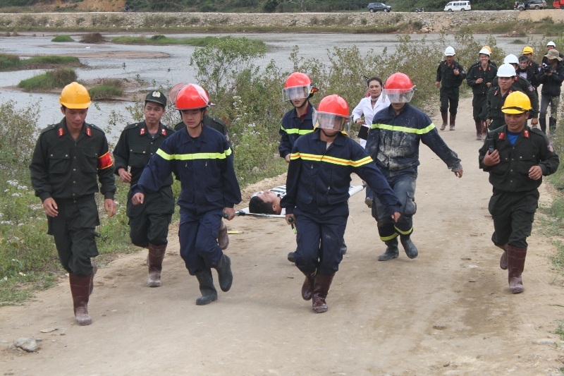 Diễn tập sơ cứu các nạn nhân bị mắc kẹt sau khi lực lượng cứu hộ tiếp cận (Ngọc Hà) 
