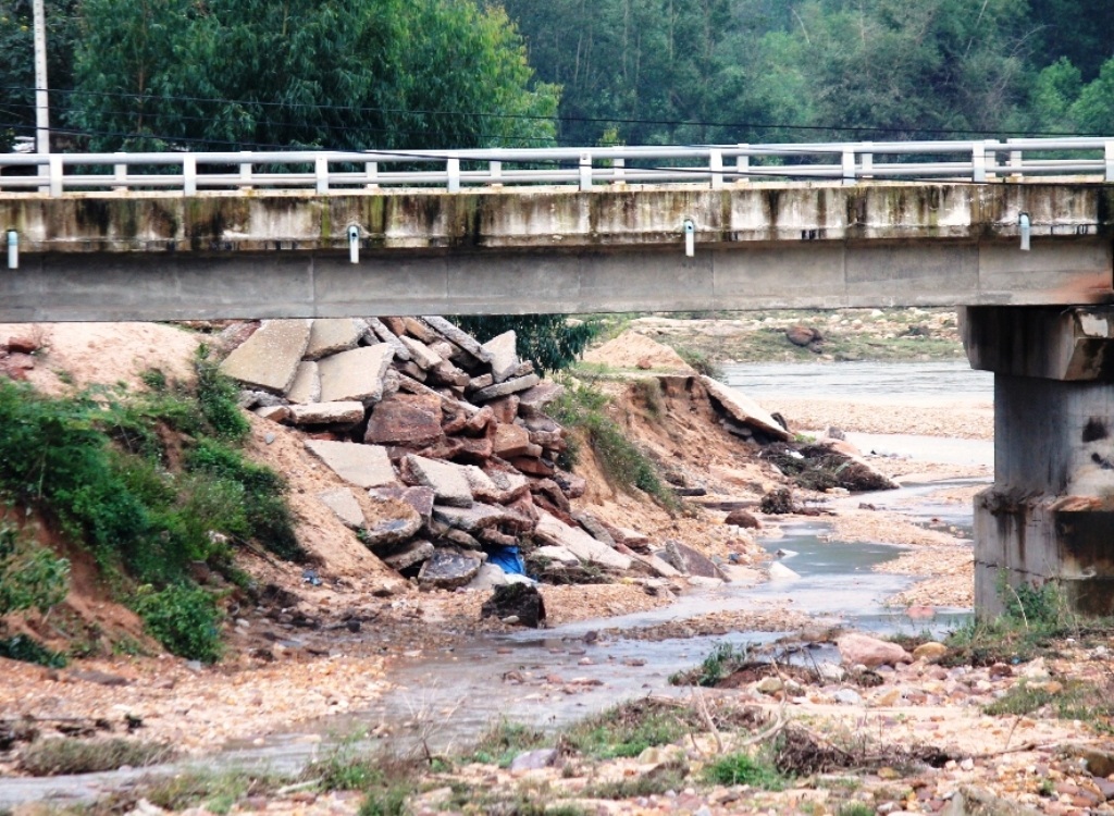 Dòng chảy thay đổi, cường độ dòng chảy mạnh còn đe dọa đến sự an nguy của cầu Ngô La.