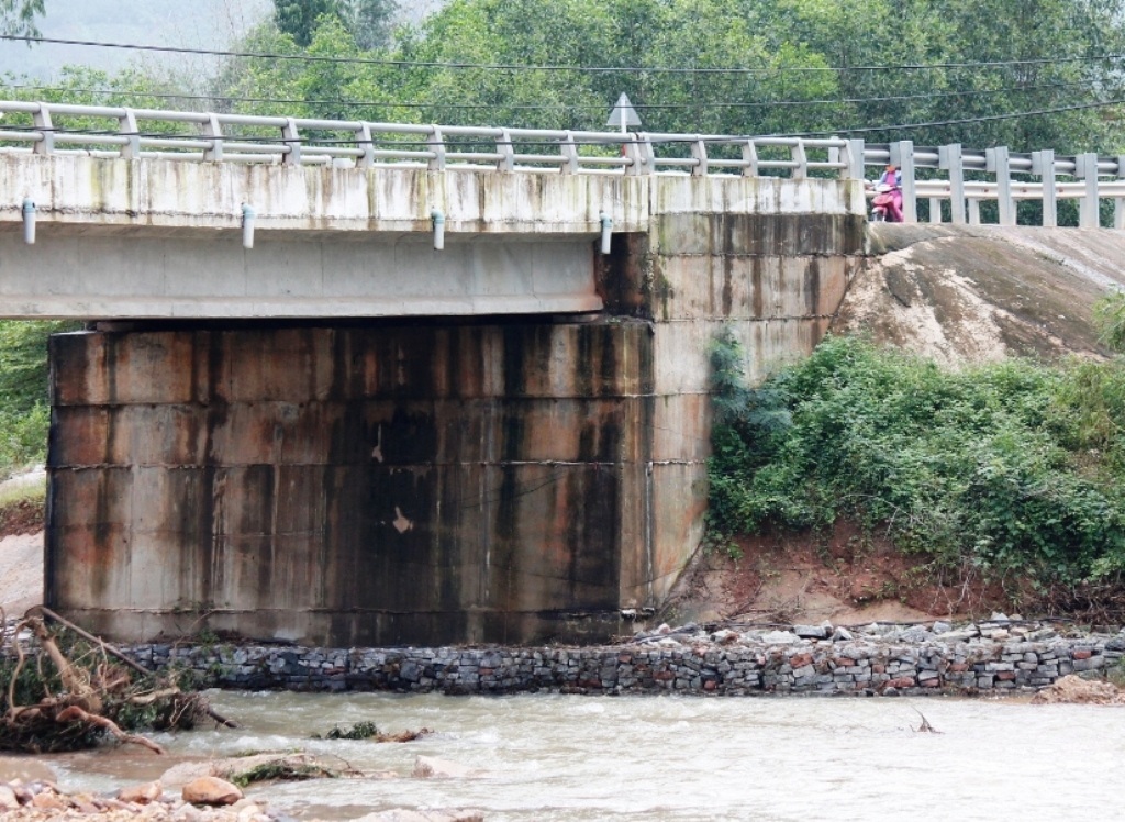 Huyện Vân Cạnh cho kè rọ đá dưới trụ chân cầu, nhưng đó chỉ là giải pháp tình thế.