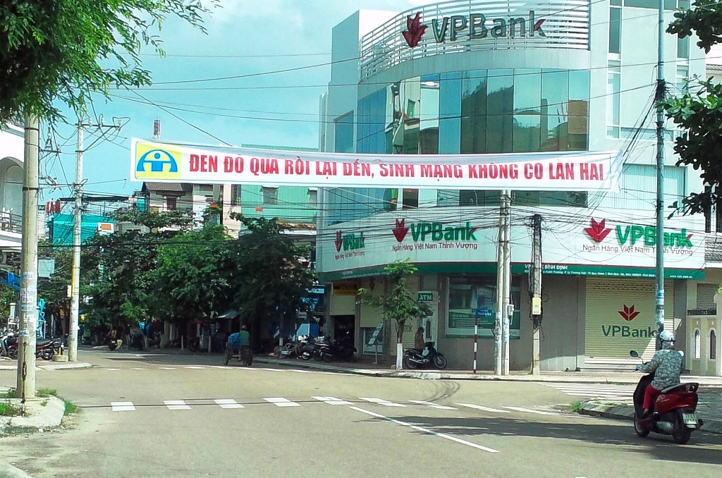 Tháo gỡ khẩu hiệu “Vượt đèn đỏ chỉ dành cho người ít học” - 2 Đèn đỏ qua rồi lại đến, sinh mạng không có lần hai