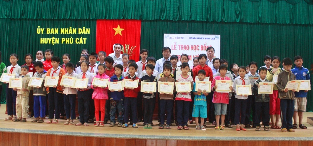 50 học sinh nghèo nhận học bổng Vì trẻ em Việt Nam do Báo Đầu tư ủng hộ