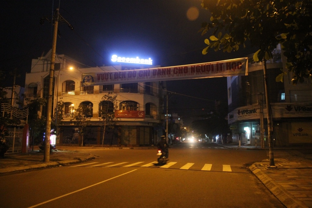 Phản cảm khẩu hiệu "Vượt đèn đỏ chỉ dành cho người ít học" - 1 Phản cảm khẩu hiệu Vượt đèn đỏ chỉ dành cho người ít học