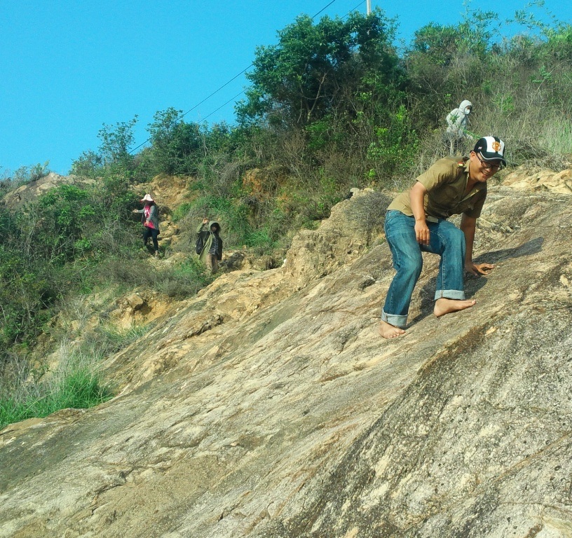 Khám phá vẻ đẹp hoang sơ đầy bí ẩn làng chài Hải Minh - 21 Vượt núi là thử thách với những người ưa khám phá và cả sự mạo hiểm