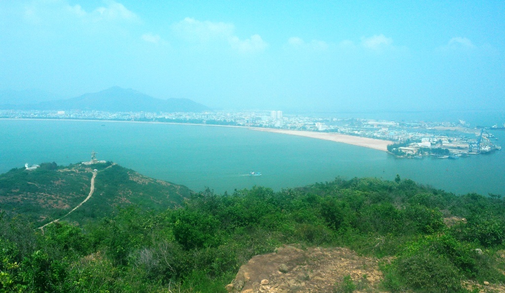 Khám phá vẻ đẹp hoang sơ đầy bí ẩn làng chài Hải Minh - 19 Từ núi Đá Đen TP Quy Nhơn như một dãi lụa vắt ngang trời