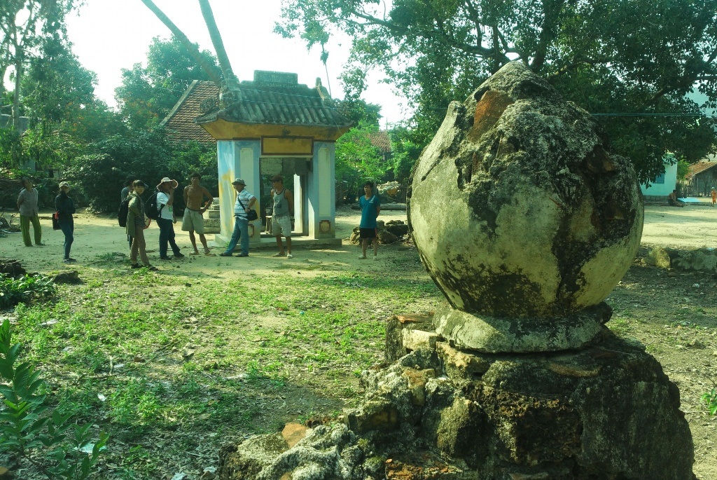 Khám phá vẻ đẹp hoang sơ đầy bí ẩn làng chài Hải Minh - 22 Điện thờ Tam Tòa giờ chỉ còn là phế tích