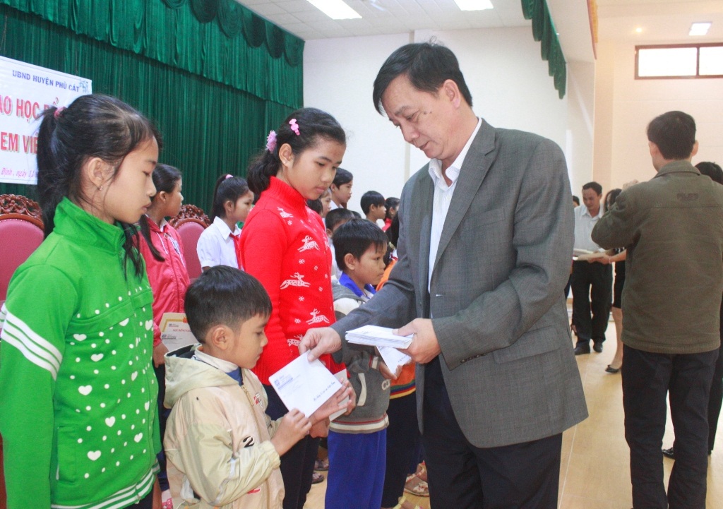 Trao 50 suất học bổng đến trẻ em nghèo