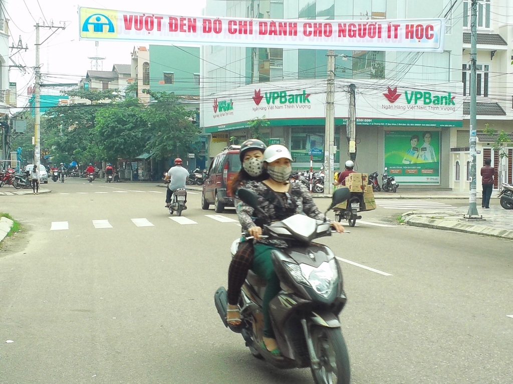 Phản cảm khẩu hiệu "Vượt đèn đỏ chỉ dành cho người ít học" - 2 Đến sáng 5/1, băng rôn với nội dung trên vẫn chưa được gỡ xuống