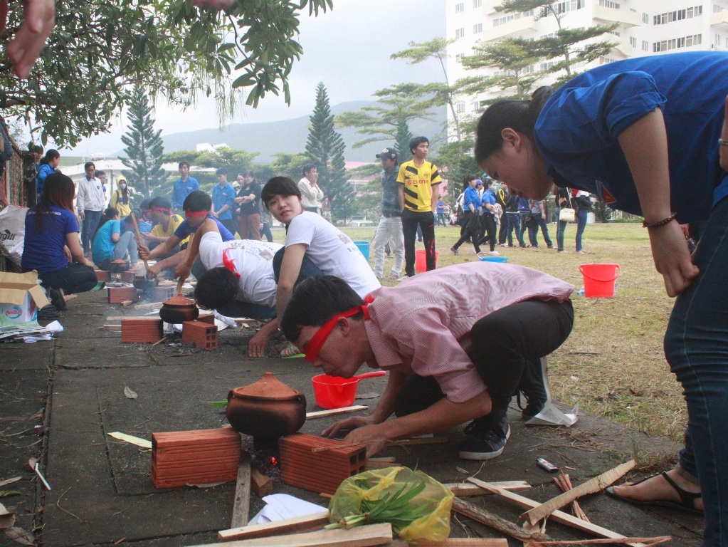 Trong khi đó các bạn nữ cũng không kém gay cấn với những quả đập bóng như búa bổ