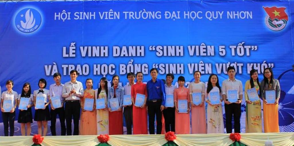 Trao quà Tết đến sinh viên mồ côi cả cha lẫn mẹ - 2 Trao phần thưởng cho SV đạt danh hiệu SV 5 tốt cấp Trung ương, cấp tỉnh và cấp trường