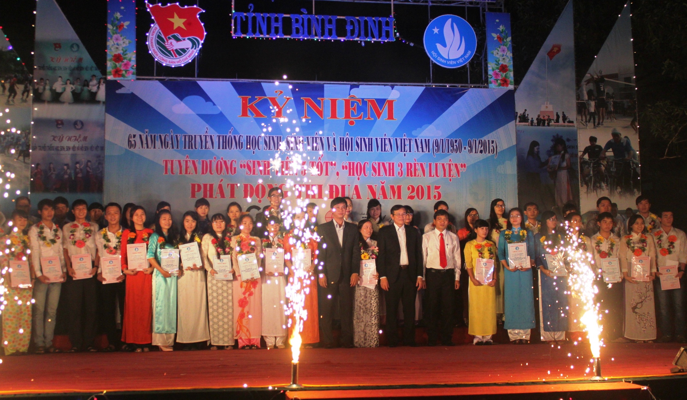 48 HS, SV xuất sắc tỉnh Bình Định được khen thưởng. (Ảnh: Doãn Công)