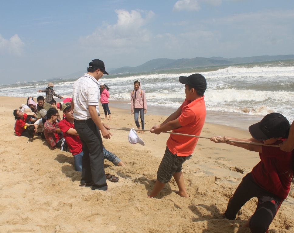 Các bạn học sinh dã ngoại chơi trò chơi bên ven biển trong làng phong Quy Hòa (TP Quy Nhơn)