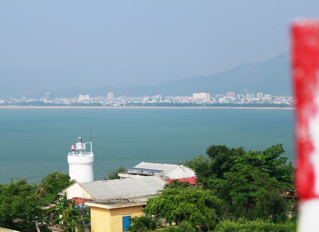 Ngọn Hải đăng Phước Mai (đèn biển) làm nhiệm vụ dẫn đường cho tàu thuyền ra vào cảng an toàn