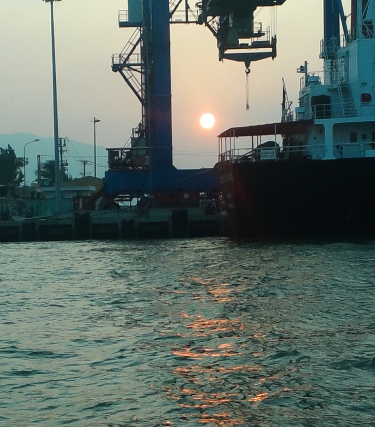 Khám phá vẻ đẹp hoang sơ đầy bí ẩn làng chài Hải Minh - 24 Trên đường quay lại TP Quy Nhơn du khách còn được ngắm ánh hoàng hôn
