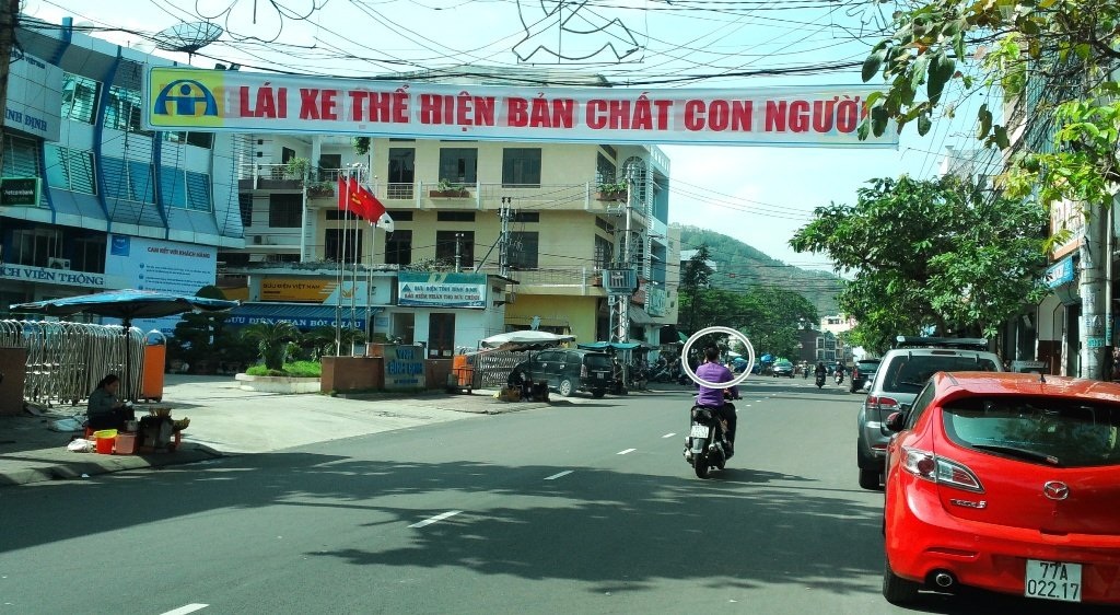 Tháo gỡ khẩu hiệu “Vượt đèn đỏ chỉ dành cho người ít học” - 3 Đèn đỏ qua rồi lại đến, sinh mạng không có lần hai