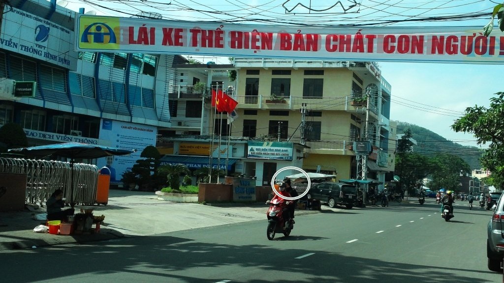 Tháo gỡ khẩu hiệu “Vượt đèn đỏ chỉ dành cho người ít học” - 4 Đèn đỏ qua rồi lại đến, sinh mạng không có lần hai