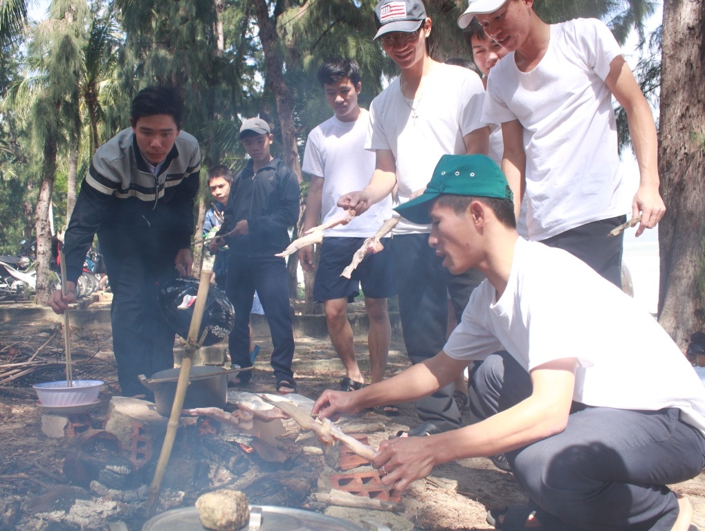 Nhóm sinh viên ĐH Quy Nhơn mua đồ ăn tự nấu trong chuyến nghỉ Tết 