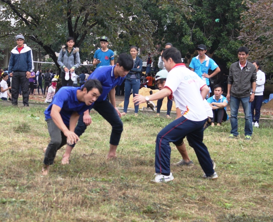 Sinh viên nam căng thẳng với trò chơi cướp cờ.