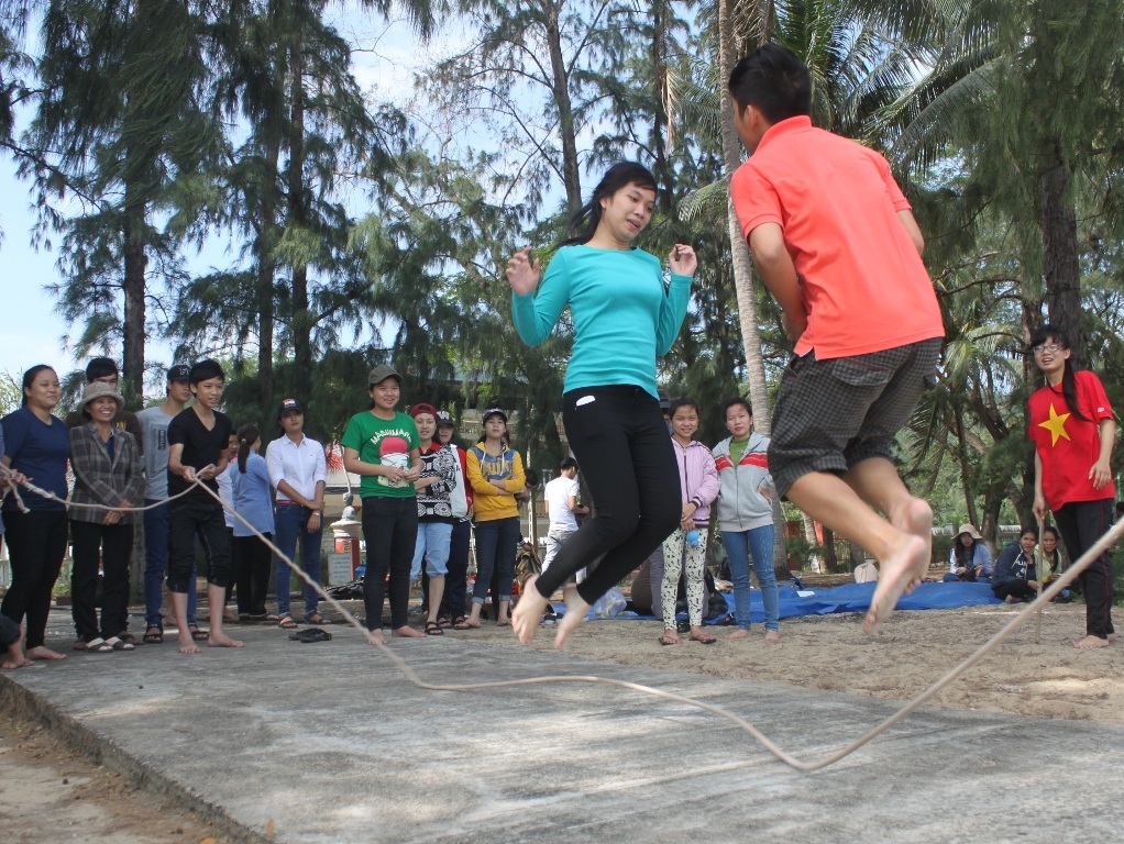 Các bạn học sinh dã ngoại chơi trò chơi bên ven biển trong làng phong Quy Hòa (TP Quy Nhơn)