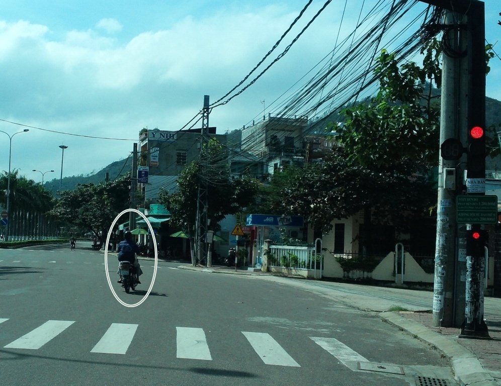 Tháo gỡ khẩu hiệu “Vượt đèn đỏ chỉ dành cho người ít học” - 5 Rồi vượt đèn đỏ (ảnh chụp trên đường Nguyễn Thái Học)...