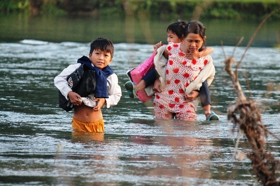 Lội sông tìm chữ - 1 Em Đinh Văn Khánh học sinh lớp 5 Trường Tiểu học An Trung bì bõm lội sông Đinh đến trường