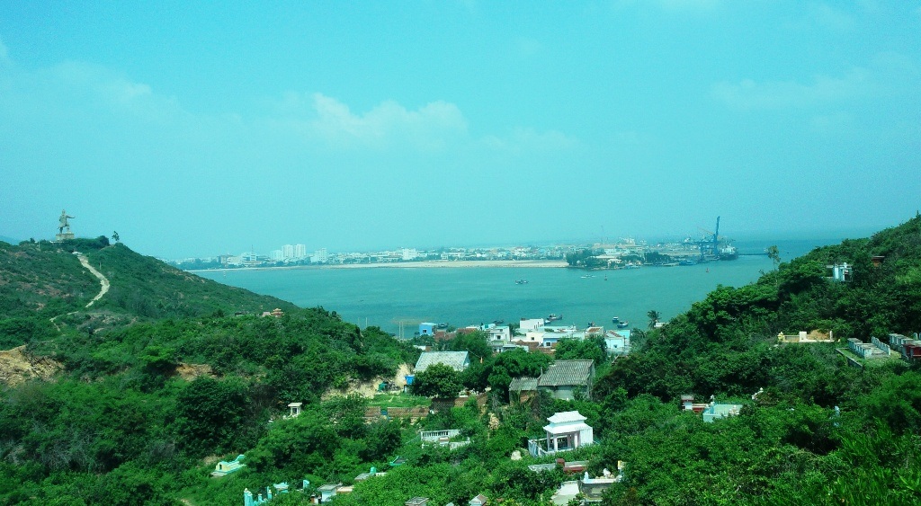 Khám phá vẻ đẹp hoang sơ đầy bí ẩn làng chài Hải Minh - 18 Từ núi Đá Đen TP Quy Nhơn như một dãi lụa vắt ngang trời