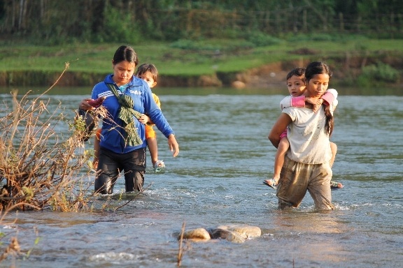 Lội sông tìm chữ - 5 Các em học mẫu giáo các phụ huynh phải cõng trên lưng lội qua sông