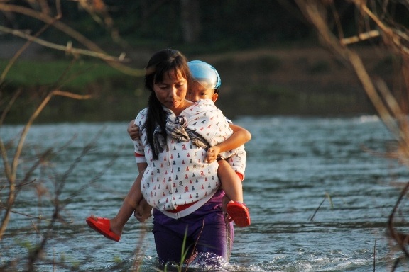 Lội sông tìm chữ - 4 Các em học mẫu giáo các phụ huynh phải cõng trên lưng lội qua sông