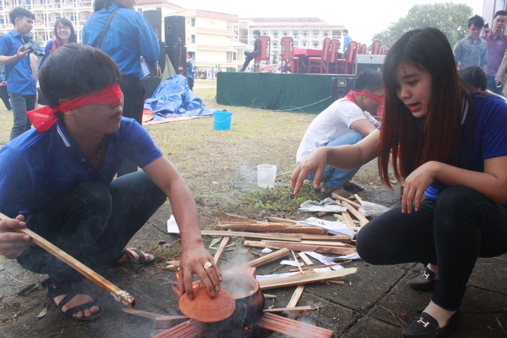 Trong khi đó các bạn nữ cũng không kém gay cấn với những quả đập bóng như búa bổ