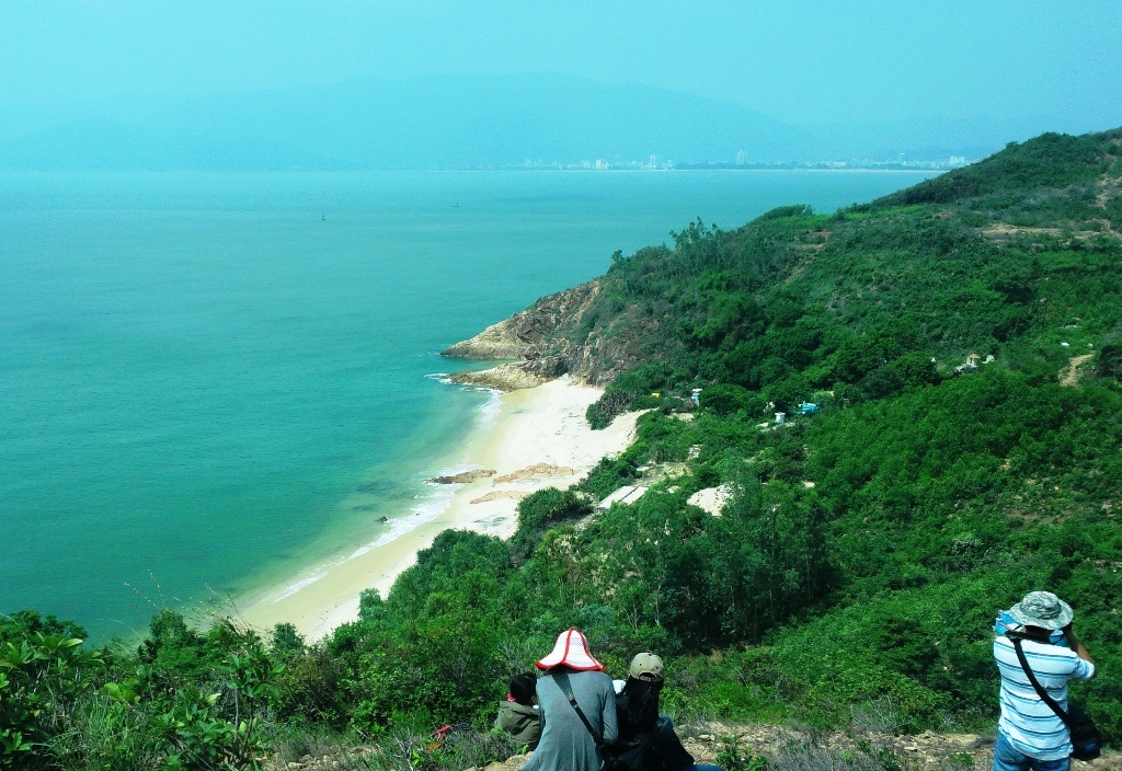Khám phá vẻ đẹp hoang sơ đầy bí ẩn làng chài Hải Minh - 16 Bãi Rạng nhìn từ lưng núi Đá Đen