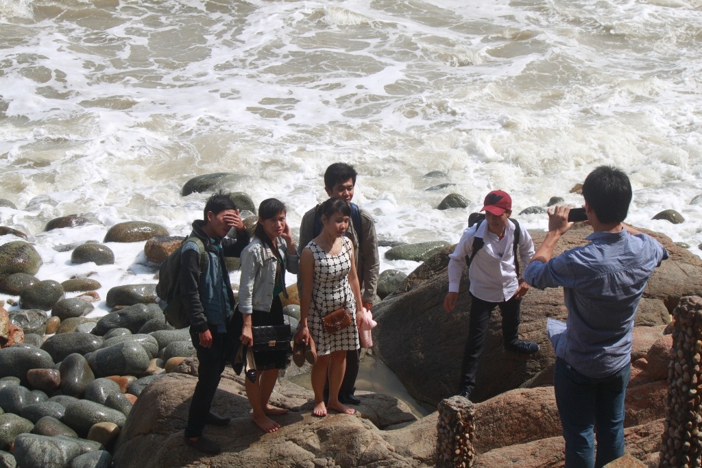 Bạn trẻ ghi lại hình kỷ niệm bên bãi tắm Hoàng Hậu