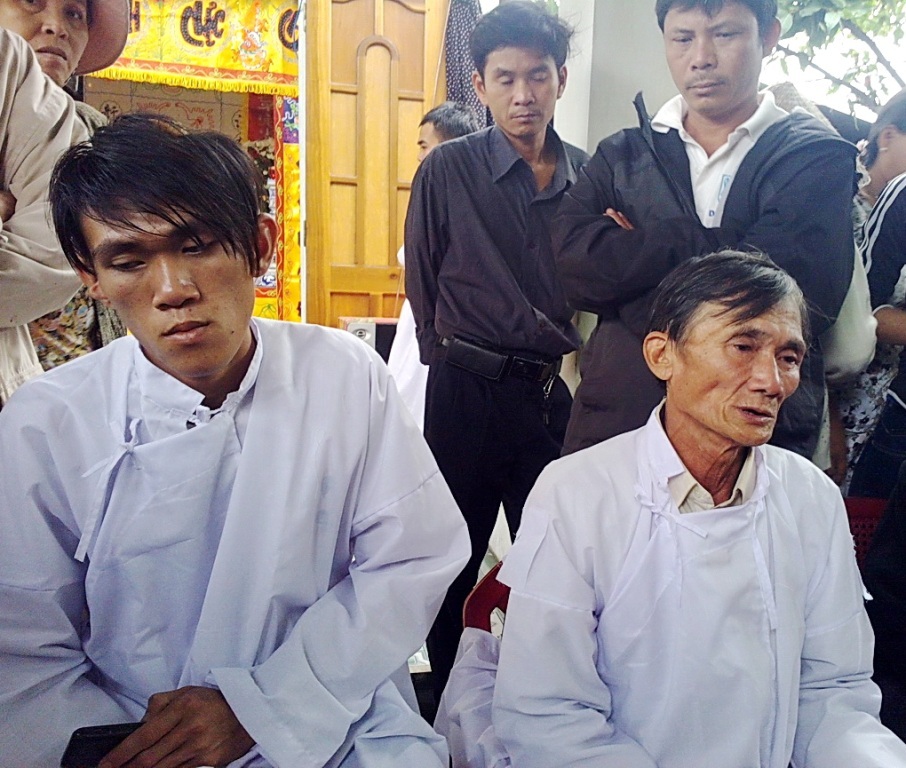 Hiếu (trái, con bà Nga) với vết thương trên đầu cùng người cha 