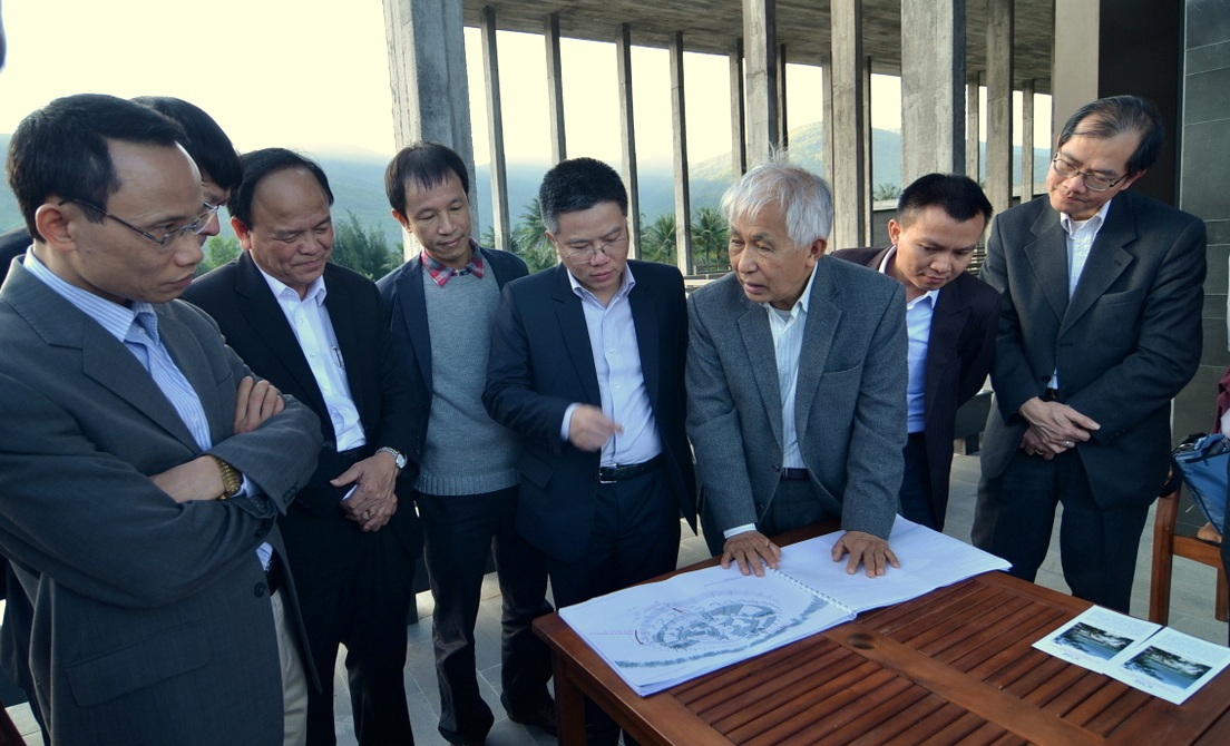 GS. Ngô Bảo Châu thăm khảo sát địa điểm tại Trung tâm 