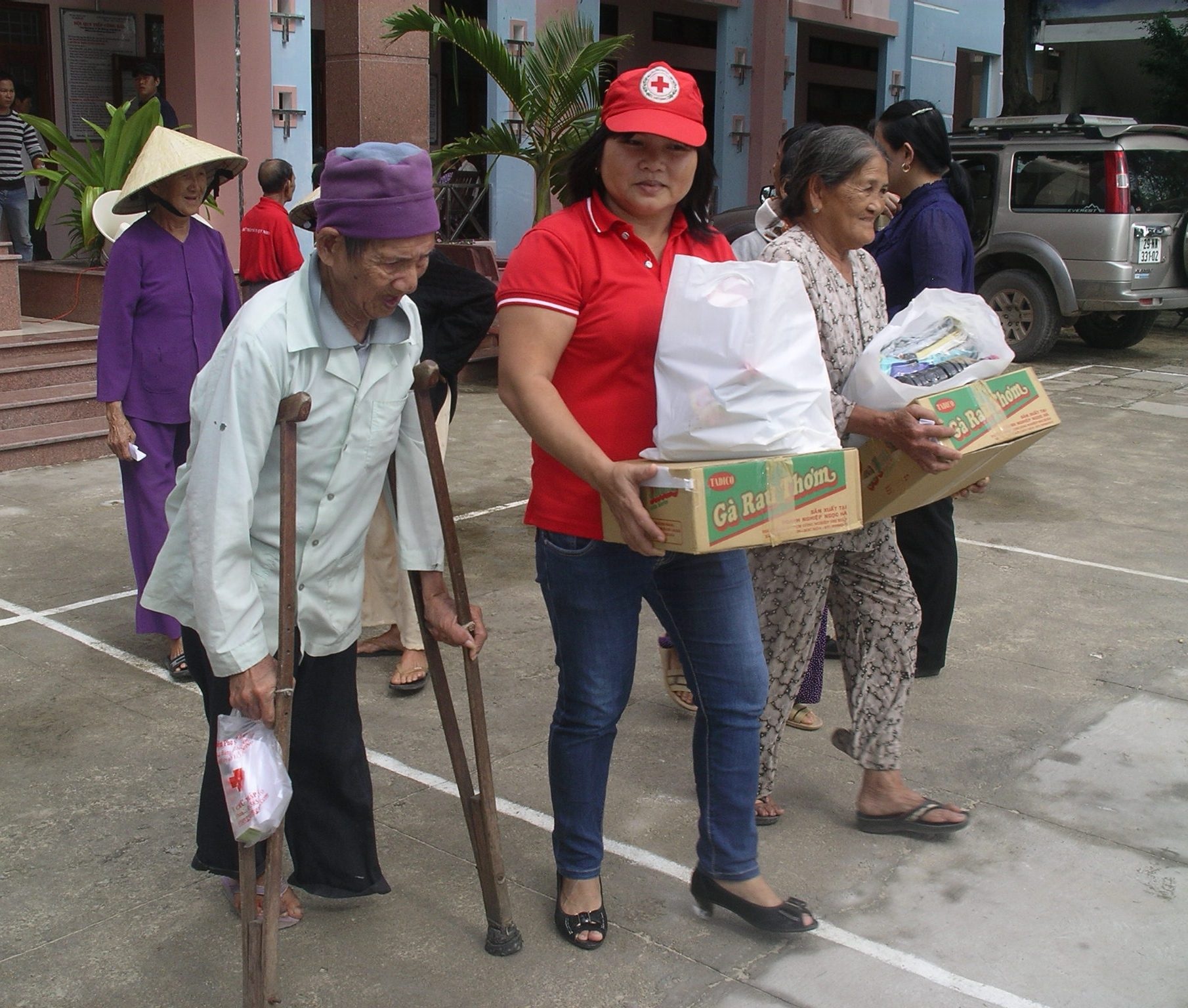Niềm vui đầu năm mới khi các cụ được khám bệnh, phát thuốc miễn phí còn được quà đem về