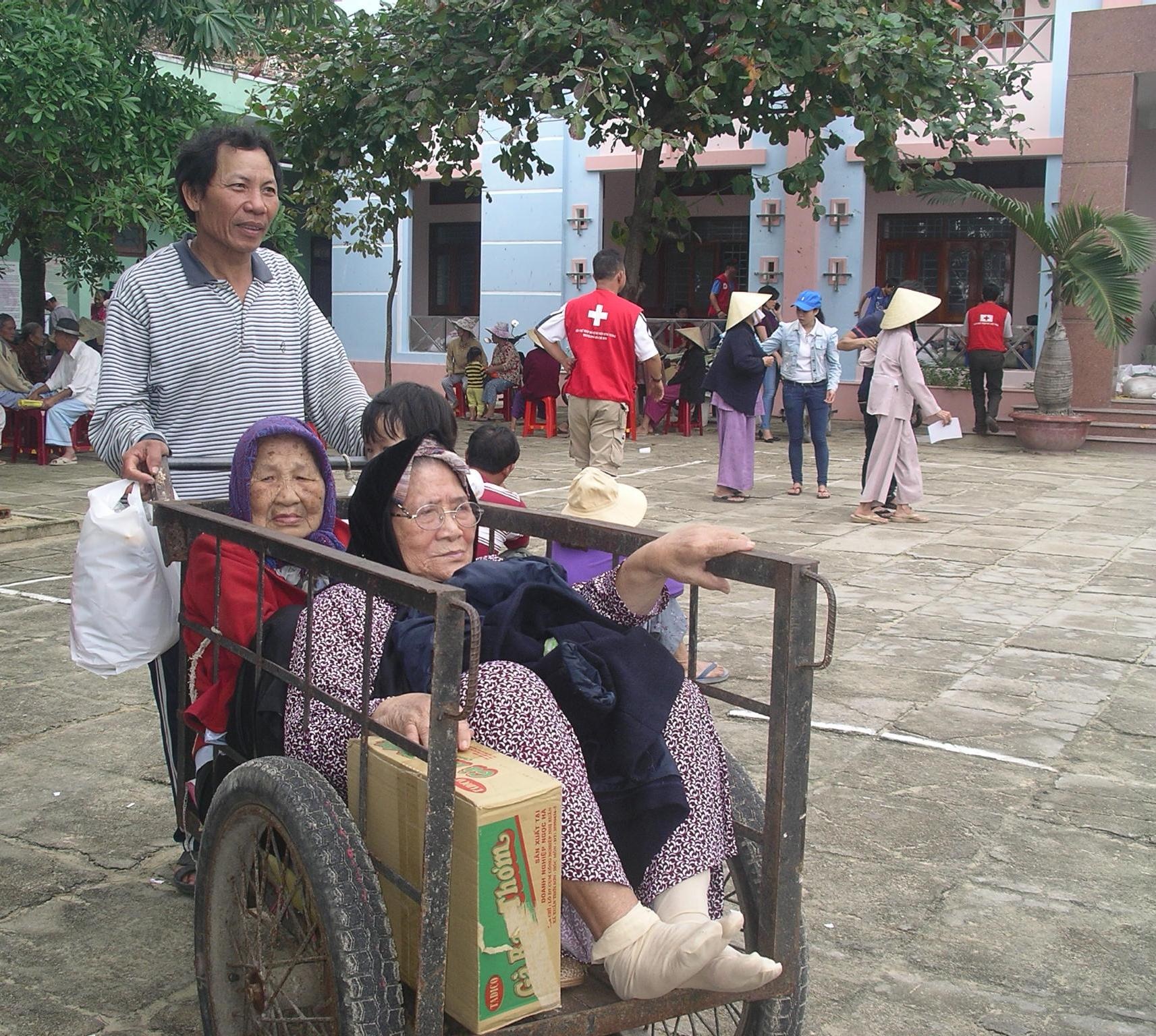 Niềm vui đầu năm mới khi các cụ được khám bệnh, phát thuốc miễn phí còn được quà đem về