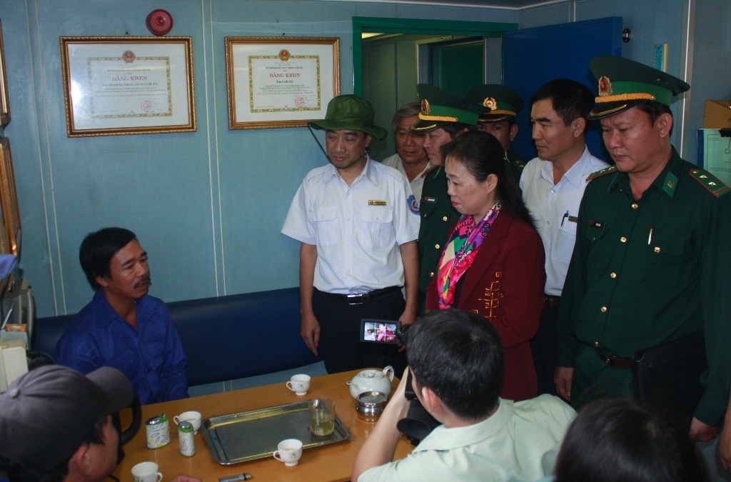 8 ngư dân lênh đênh gần 1 tuần trên tàu hỏng đã trở về an toàn