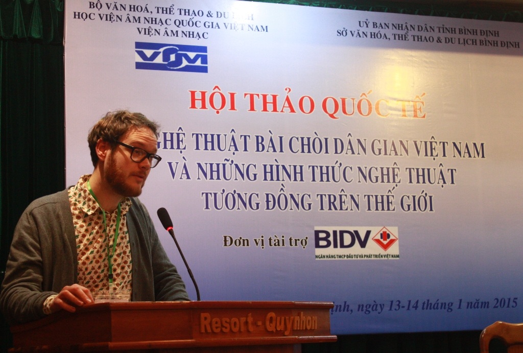 Nghê nhân Nguyễn Kiểm (80 tuổi) thể hiện tham luận qua tiết mục