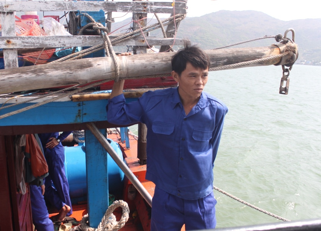 Ngư dân Nguyễn Phúc Duy (31 tuổi) khi thấy tàu SAR412 tới cứu hộ mới tin mình còn sống.