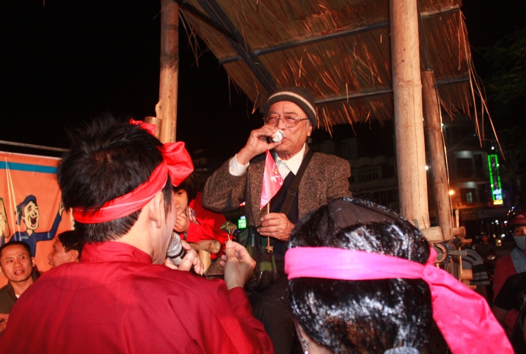 Chòi thắng cuộc sẽ được phần thưởng và uống rượu Bàu đá - đặc sản của Bình Định